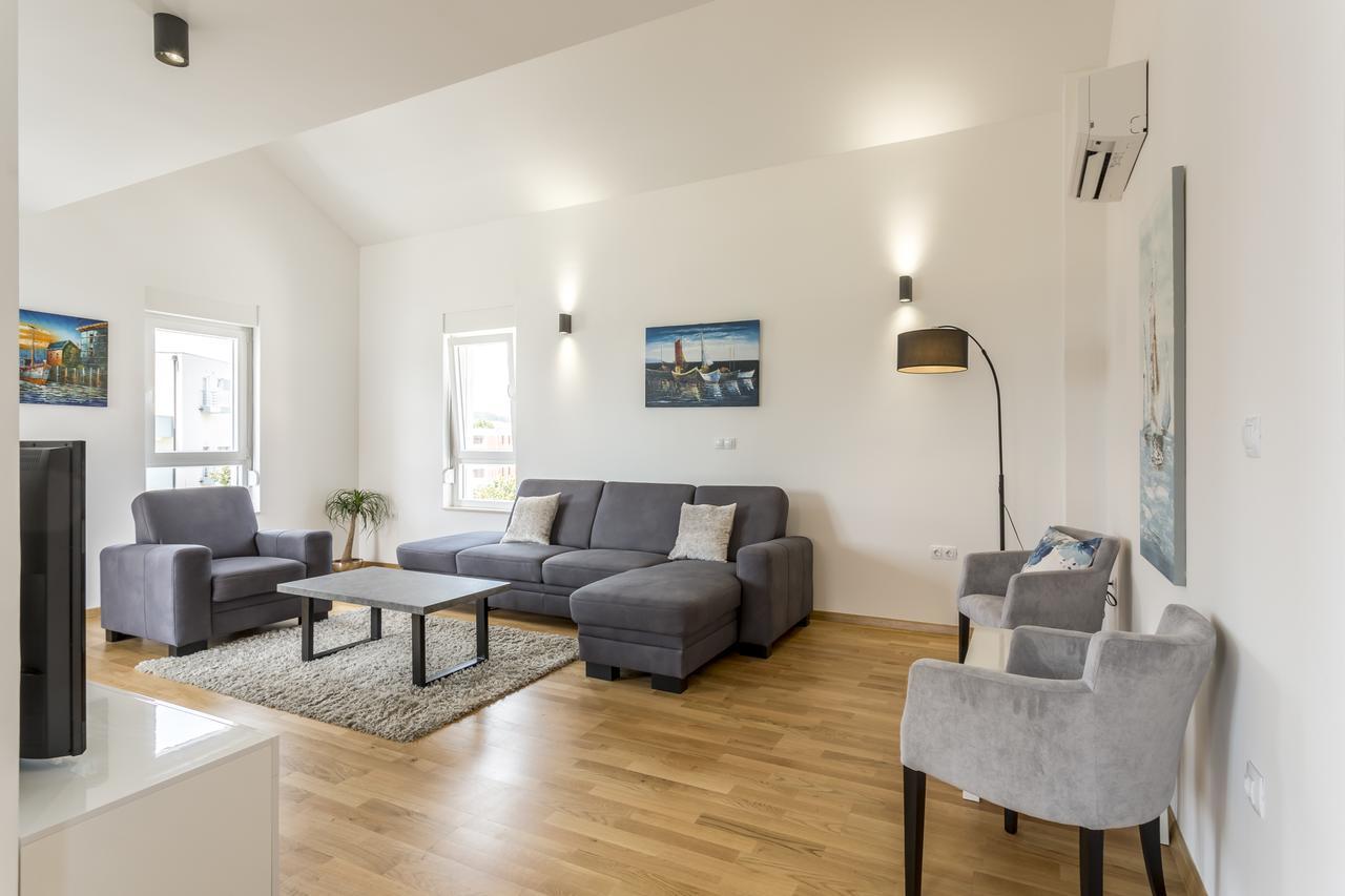 Luxury 3 Bed Apartment, Large Terrace, Pool, Close To Beach And Split! Podstrana Buitenkant foto
