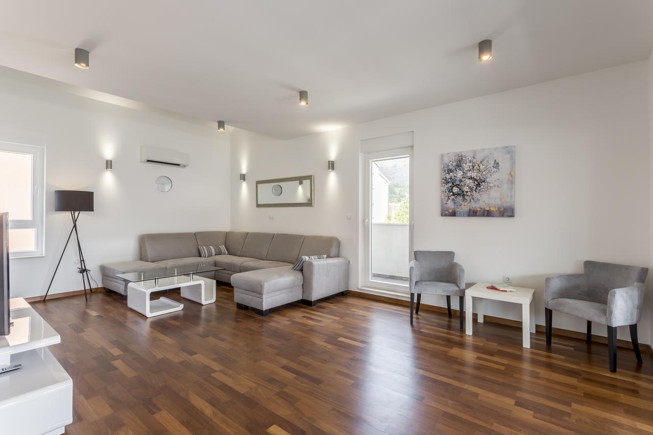Luxury 3 Bed Apartment, Large Terrace, Pool, Close To Beach And Split! Podstrana Buitenkant foto